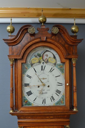 старинные часы из дуба и латуни, 18 век