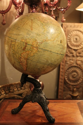 старинный глобус из дерева и металла