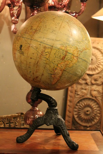 антикварный глобус из дерева и металла
