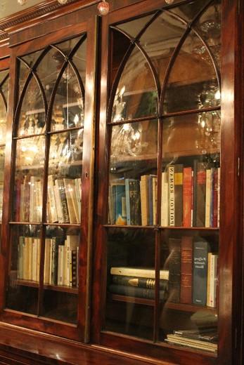старинный шкаф для книг