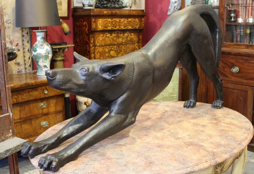 антикварная скульптура собаки