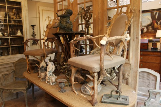 старинная мебель - парные кресла в охотничьем стиле