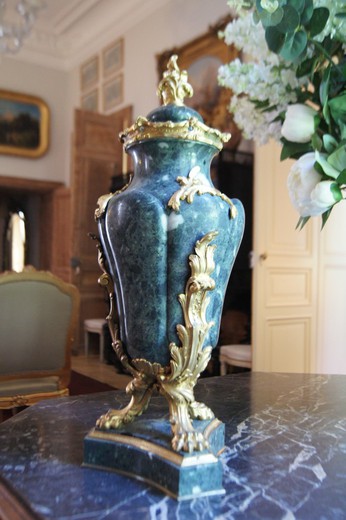 антикварная ваза с крышкой из мрамора и бронзы