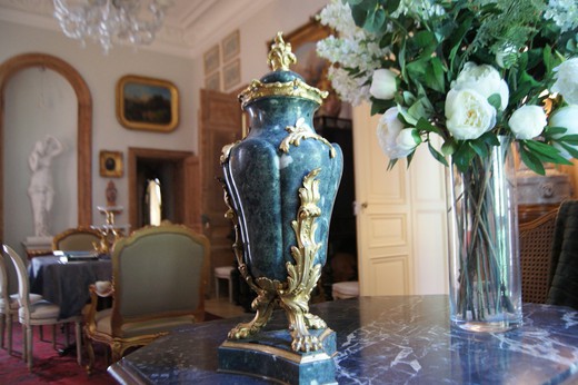 старинная ваза с крышкой из мрамора и бронзы
