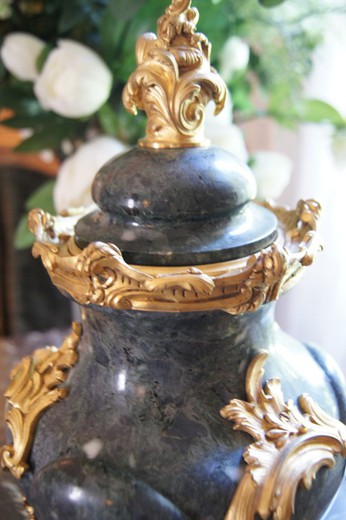 старинная бронзовая ваза с золочением
