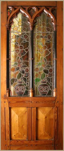 антикварная дверь с витражами в стиле готика