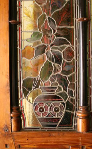 антикварная дверь из сосны с цветными стеклами