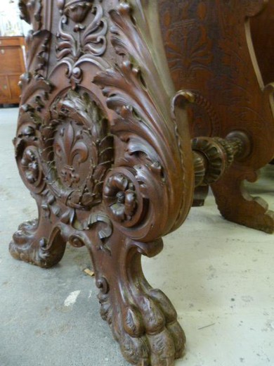 старинная мебель - стенд из дерева с резьбой
