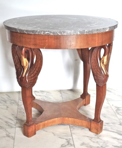 антикварный круглый столик из дерева и мрамора