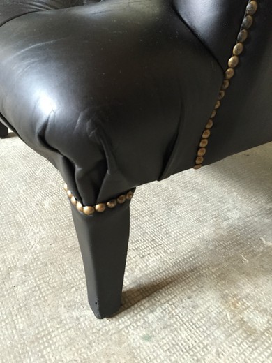 антикварные кресла из черной кожи