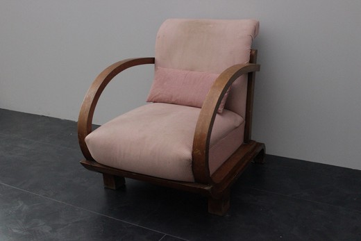старинное кресло в стиле арт-деко