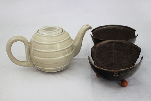 антикварный чайник и сахарница из чугуна и керамики