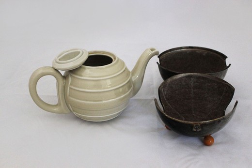 старинный чайник и сахарница из чугуна и керамики