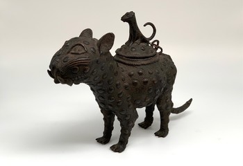 Необычные предметы: 
сосуд в виде леопарда из Великого Бенина (Африка)