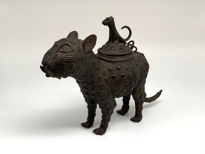 Необычные предметы: 
сосуд в виде леопарда из Великого Бенина (Африка)