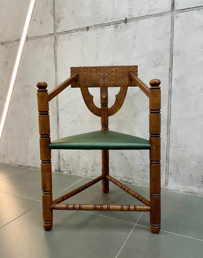 История предмета: угловые кресла и стулья