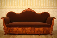 Необычный старинный диван с выдвижным ящиком