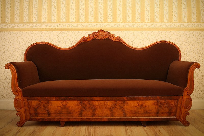 Old sofa. Старинный диван. Софа старинная. Антикварный диван. Старинный антикварный диван.