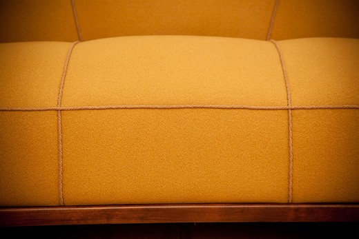 Антикварная мебель - диван. Основание выполнено из дерева (береза). Скандинавия, начало 20 века (1930-е гг).