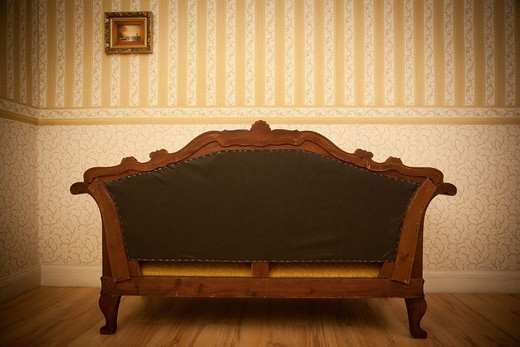 Антиквариат мебель - диван из дерева орех, после реставрации. Скандинавия, конец 19 века (1890-е гг). Купить в Москве.
