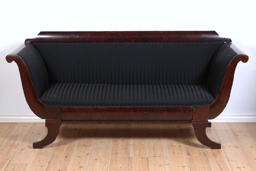 Старинный диван в стиле Бидермейер. Выполнен из красного дерева. Европа, 19 век (1860-е гг). Предмет мебели в оригинальном состоянии, не реставрирован. 
