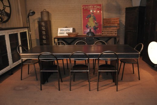 Большой металлический стол STRAFOR. Антикварный предмет мебели в стиле индастриал. Европа, 20 век (1950-е гг).