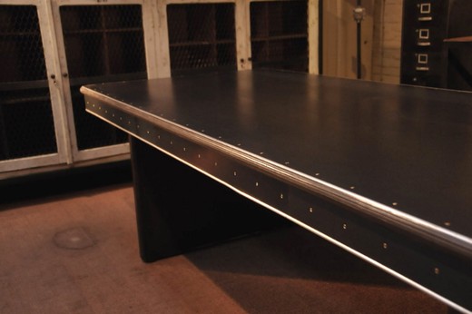 Большой металлический стол STRAFOR. Антик предмет мебели в стиле индастриал. Европа, 20 век (1950-е гг).