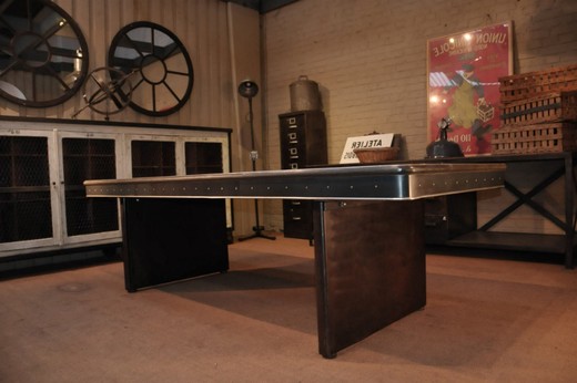 Большой металлический стол STRAFOR. Винтажный предмет мебели в стиле индастриал. Европа, 20 век (1950-е гг).