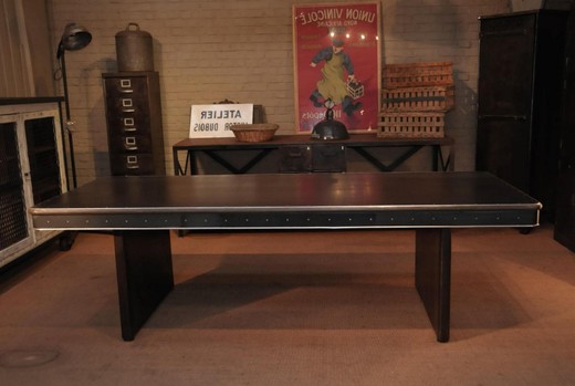 Большой металлический стол STRAFOR. Антиквариат предмет мебели в стиле индастриал. Европа, 20 век (1950-е гг).