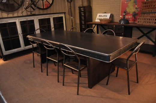 Большой металлический обеденный стол STRAFOR. Старинный предмет мебели в стиле индастриал. Европа, 20 век (1950-е гг). Купить в Москве
