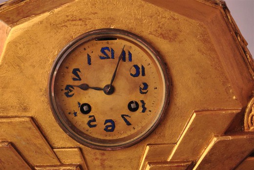 винтажные настольные часы в стиле ар деко из металла с золотом, 20 век