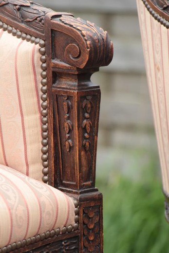 старинные парные кресла в стиле луи 16 из дерева с резьбой