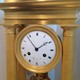 антикварные часы-портик из золоченой бронзы