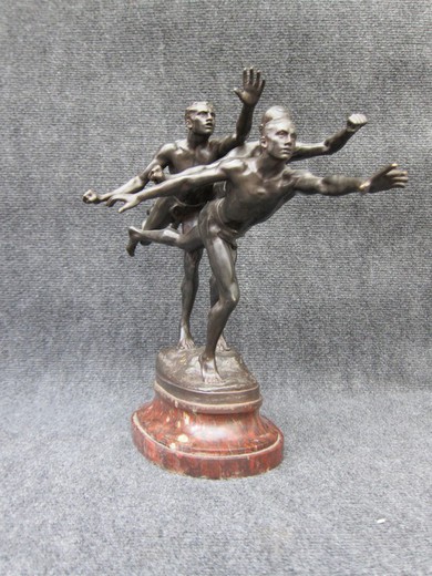 antique sculpture "to the target"