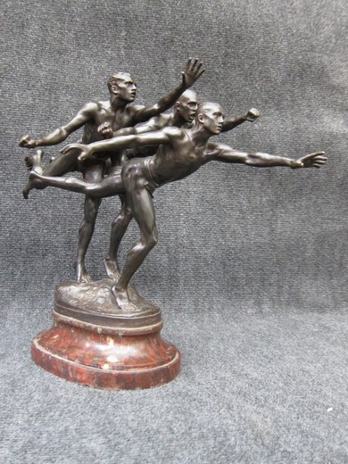 antique sculpture "to the target"