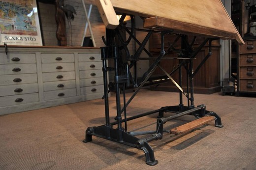 старинная мебель - стол архитектора из металла и дерева