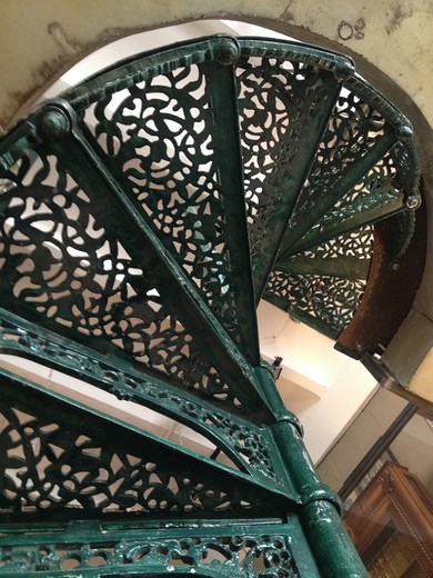 Старая винтовая (спиральная) лестница. Купить в магазине антиквариата в Москве