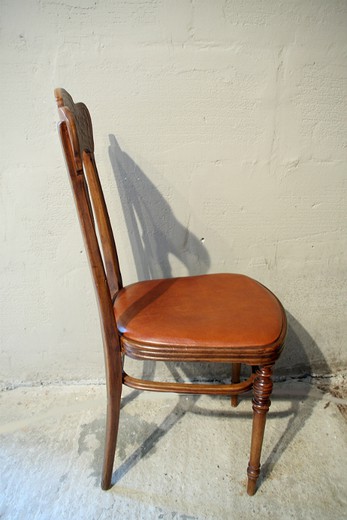 Старинная мебель. Стул деревянный с кожаным сидением. Европа, начало XX века.