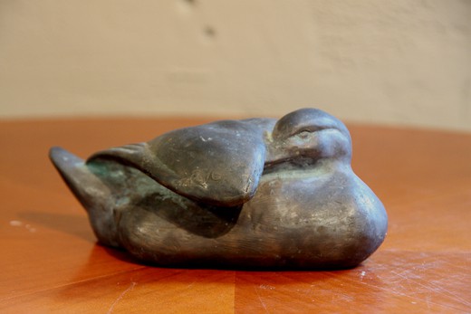 Скульптура «Утка». Автор - Мария Левинская. Материал - бронза, патина.
