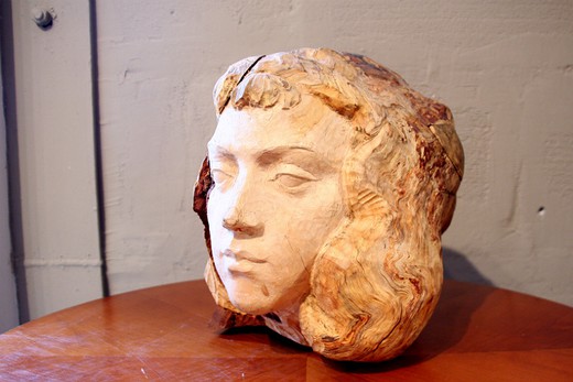 Скульптура "Голова девушки". Автор - А.В. Семченко. Россия, 1980-е гг. Выполнена из красного дерева.