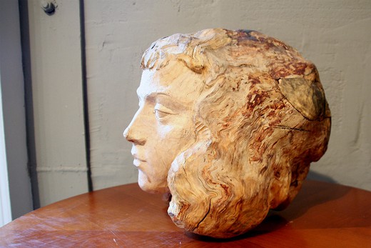 Скульптура "Голова девушки". Автор - А.В. Семченко. Россия, 1980-е гг. Выполнена из красного дерева.