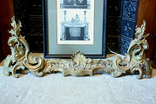 Барьер для камина в стиле Людовик XV. Выполнен из бронзы. Антикварный, в прекрасном состоянии. Европа, XIX век.