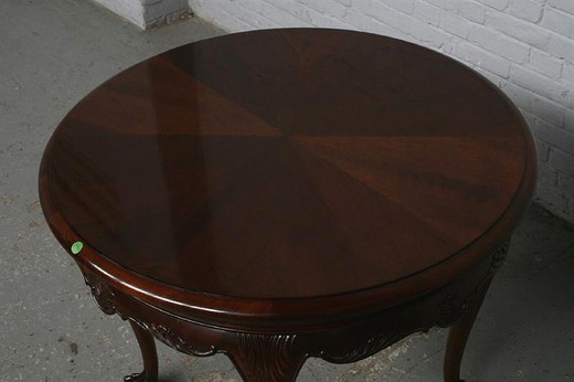 Мебель антиквариат - Кофейный столик. Выполнен из дерева (орех) с резьбой в стиле Чиппендейл. Старинный, в прекрасном состоянии. Европа, Бельгия, 1940-е гг.
