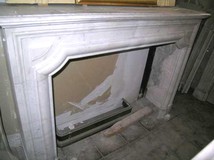 Элегантный старинный камин из мрамора Элегантный старинный камин из мрамора