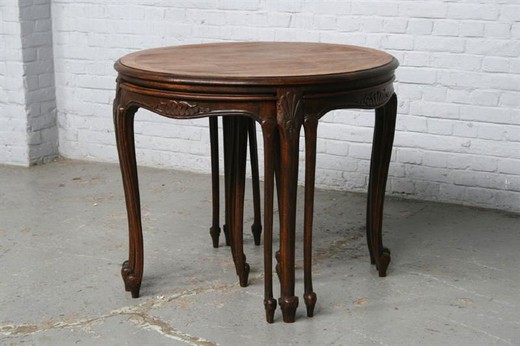 Старинная мебель - Необычный раздвигающийся круглый стол. Выполнен из дерева (орех) с классической резьбой в стиле Людовика XV. Антиквариат, в прекрасном состоянии. Франция, 1920-е гг.