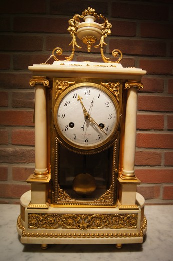 Старинные антикварные часы. Каминные часы в стиле Людовик XVI. Бронза, позолота, мрамор. Европа, конец XVIII - начало XIX века.