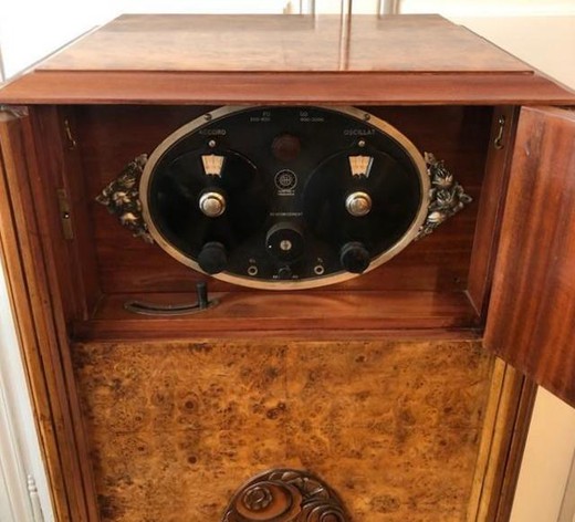 Антикварный радио-кабинет