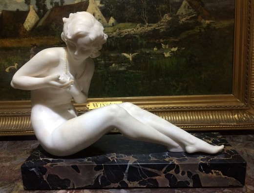 Антикварная скульптура "Девушка с ожерельем"