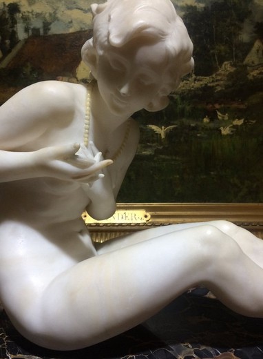 Антикварная скульптура "Девушка с ожерельем"