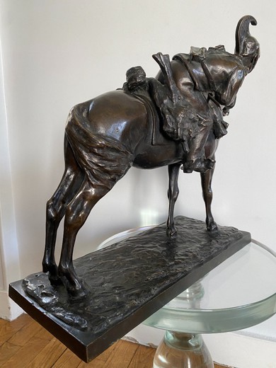 Антикварная скульптура «Солдат на коне»